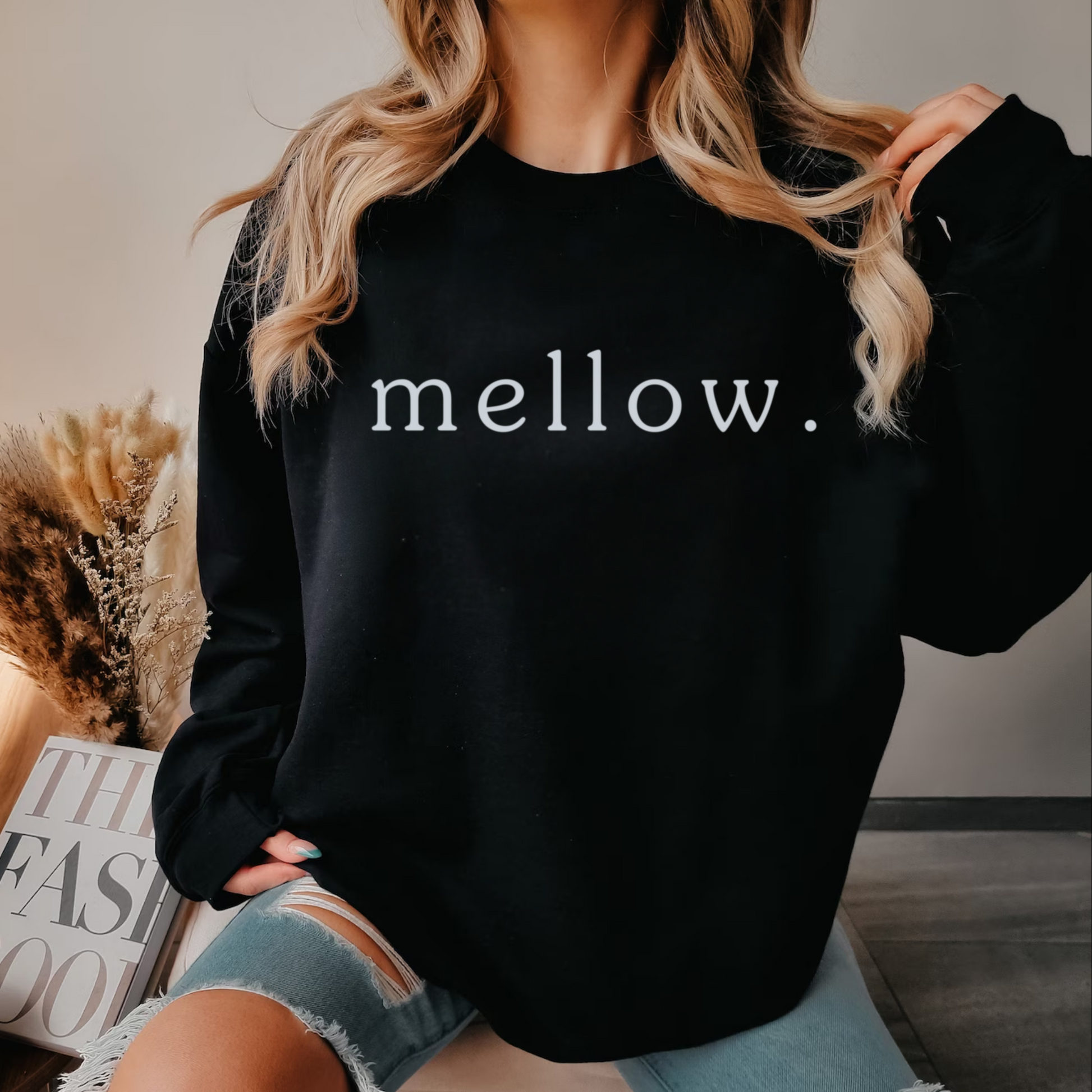 Mellow Sweatshirt with simple minimal text, perfect for a relaxed and modern look.