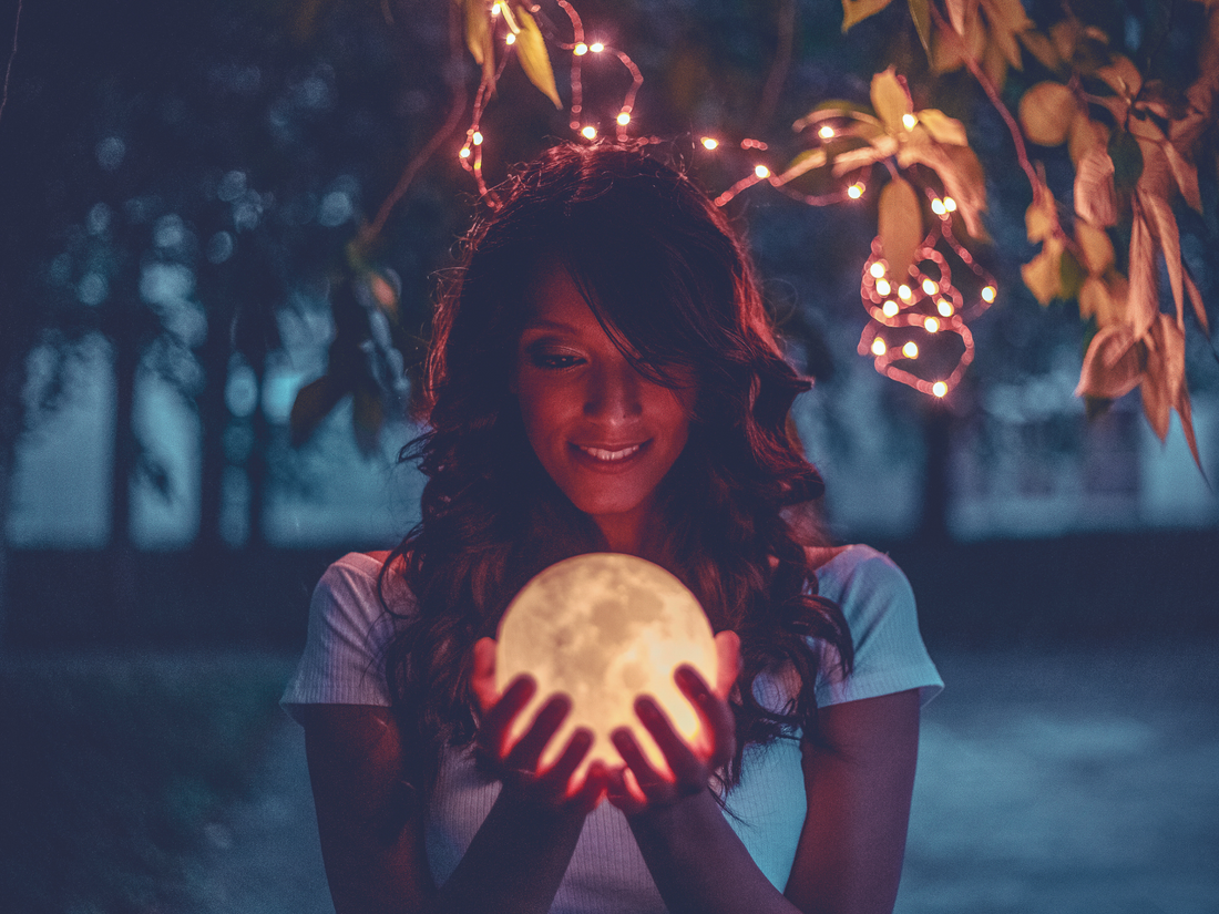 Manifesting with Moon Magic: How to Harness Lunar Cycles to Strengthen Your Intentions